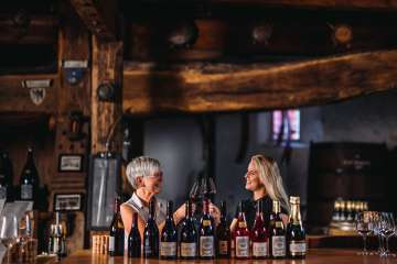 Cantina, Madre e figlia, Bündner Herrschaft, Maienfeld, Castello di Salenegg, Degustazione di vini