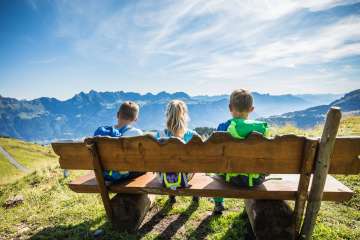 Bambini, montagne, sole