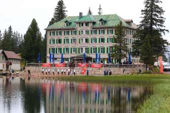 Foto 05   Formazione di corni alpini davanti alla Seebenalp