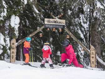 Due bambini e una donna all'ingresso della pista avventura sul Flumserberg