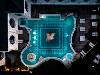 Piscina esterna del Tamina Therme fotografata dall'alto