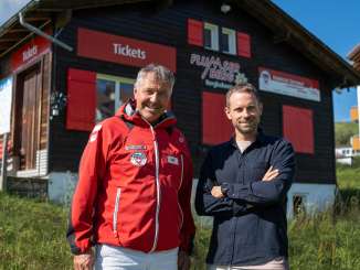 Vali Gadient e Manuel Rothmund sul Flumserberg, in piedi davanti alla biglietteria della scuola di sci Flumserberg