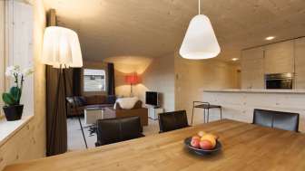 Accogliente appartamento per vacanze con interni in legno