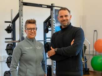 Il presentatore Manuel Rothmund si trova in una sala fitness insieme alla fisioterapista Lea Nadig