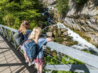 2025, ruscello, alberi, Betlis, ponte, amiche, primavera, verde, legno, Quinten, pietre, bosco, lago di Walenstadt, escursionismo
