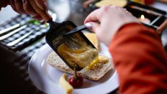 Passeggiata invernale con zaino da raclette sul Flumserberg Coppia, vino, cucina