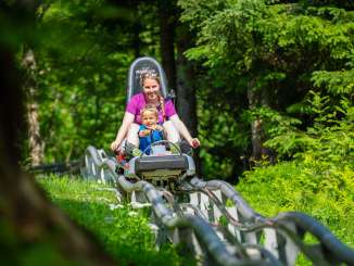 Madre e figlio sulla pista da slittino Floomzer