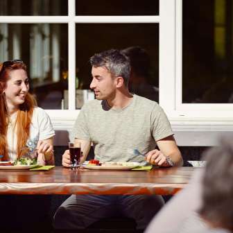 Una coppia mangia l'antipasto al ristorante Molseralp © Hannes Heinzer