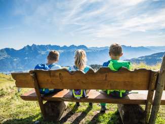 Bambini, montagne, sole