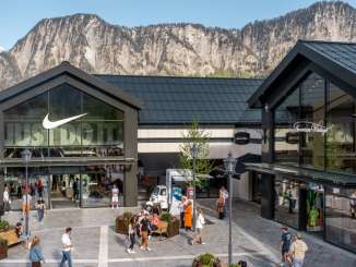 Negozio monomarca Nike al Landquart Fashion Outlet con le montagne sullo sfondo