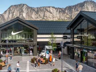 Negozio monomarca Nike al Landquart Fashion Outlet con le montagne sullo sfondo