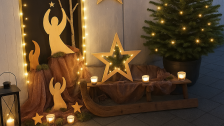 Decorazioni natalizie con candele, stelle, albero di Natale e angeli nell'area esterna