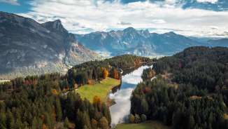 Il lago Chapfensee in autunno Il lago Chapfensee nella luce autunnale, fotografato dall'alto. Sullo sfondo si vedono le montagne della Bündner Herrschaft .