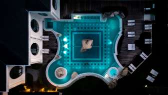 Piscina esterna del Tamina Therme fotografata dall'alto