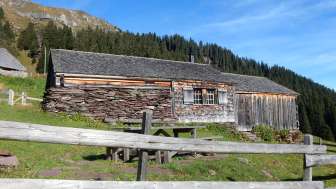 Vivere come ai tempi di Heidi nella capanna di pacciamatura