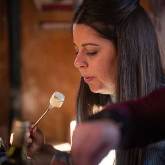 Mangiare la fonduta di formaggio © Heidiland Tourism / Kevin Wildhaber