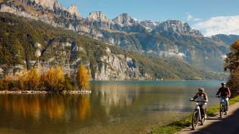 2025, montagne, tour in e-bike, amici, autunno, tour gastronomico, esperienza multipla, panorama, Svizzera Turismo, ST, pista ciclabile, Lago di Walen, acqua