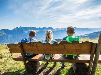 Bambini, montagne, sole