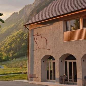 Foto della cantina vista dal cortile interno