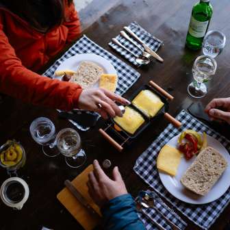 Mangiare la raclette © Kevin Wildhaber