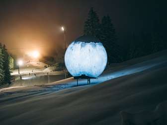 Installazione luminosa che sembra una luna durante lo sci notturno sul Flumserberg