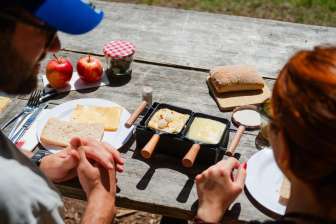 Mangiare la raclette © Kevin Wildhaber