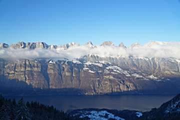 Vista sul Churfirsten e sul Lago di Walen Inverno, neve, Seebenalp, Flumserberg, cane, escursioni invernali