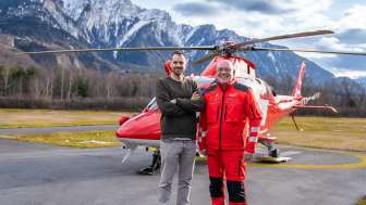 Luciano Gähwiler e Manuel Rothmund davanti alla base elicotteristica di Untervaz