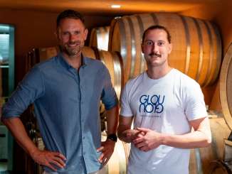L'enologo Patrick Adank si trova con il presentatore Rothmund nella cantina Barique dell'azienda vinicola Adank