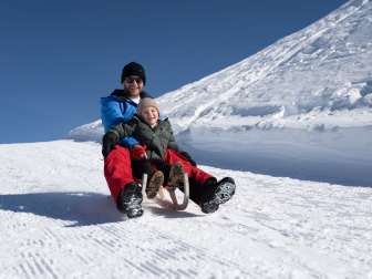 Neve, montagna, gita in famiglia, slittino