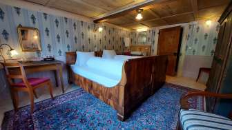 Camera Biedermeier nello storico Hotel Alpenhof di Weisstannen