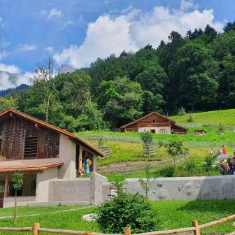 Il fienile con l'Alp Cottage di Heidi sullo sfondo © Heididorf