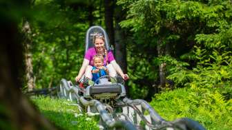 Madre e figlio sulla pista da slittino Floomzer