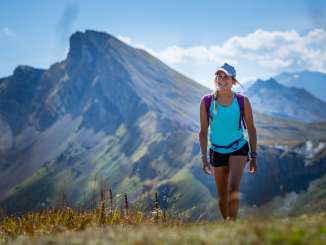 Escursione sul tour delle 7 vette Una giovane donna in abiti estivi fa un'escursione sul Flumserberg durante il tour delle 7 tappe