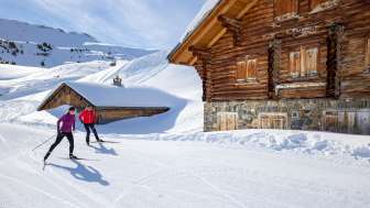 Due fondisti sul Flumserberg davanti a un rifugio
