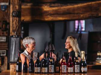 Cantina, Madre e figlia, Bündner Herrschaft, Maienfeld, Castello di Salenegg, Degustazione di vini