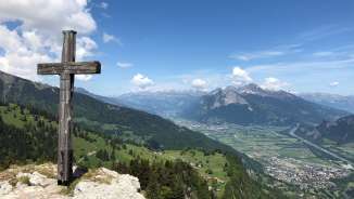 Punto di vista_Pizalun_St.Margrethenberg montagne, cielo blu, croce di vetta, prati verdi, croce, St.Margrethenberg, valle Tamina, prati, nuvole