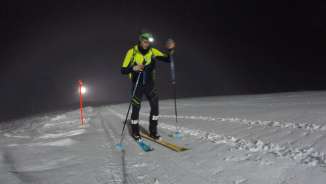 Pista di scialpinismo notturno sul Pizol Scialpinisti con le lampade frontali sulle piste notturne del Pizol