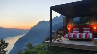 Letto su piattaforma in campagna