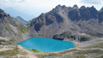 Lago selvaggio dalle acque turchesi sul Pizol