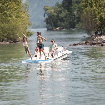 Bambini che saltano nel lago di Walenstadt © Thomas Kessler Visuals