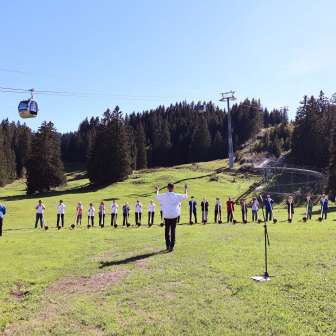 Foto 03   L'intero coro suona sul prato della Molseralp