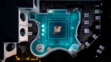 Piscina esterna del Tamina Therme fotografata dall'alto