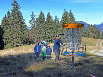 Famiglia sul campo da disc golf del Pizol