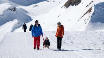 Neve, montagna, gita in famiglia