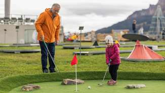 Golf d'avventura sul Flumserberg Nonno e nipote giocano a "golf d'avventura" sul Flumserberg