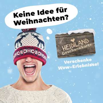 Uomo con maglione a maglia e berretto sugli occhi di buon umore