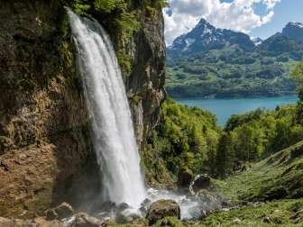 La fragorosa cascata della Rhinquelle con vista sul lago di Walen e il suggestivo Mürtschenstock