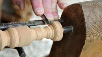Tornitura di particolari in legno