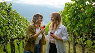 Degustazione di vini con zaino in spalla nella Bündner Herrschaft Fläsch, zaino degustazione vino, Bündner Herrschaft, Maienfeld, bere vino, zaino picnic, degustazione vino, autunno